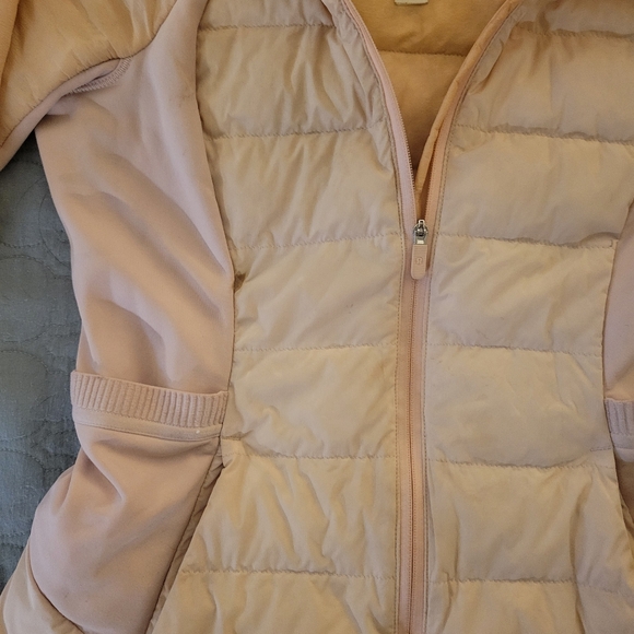 A baby pink Lululemon spring jacket - Picture 4 of 6